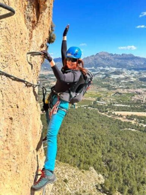 Benidorm: Via ferrata Ponoig, cerca de la Nucia - Climbing the iron-clamp route with two vertical sections