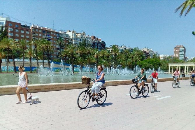 Bike tour with city guide from old to new - The Old Town Warm-Up, Before Valencia Gets Modern