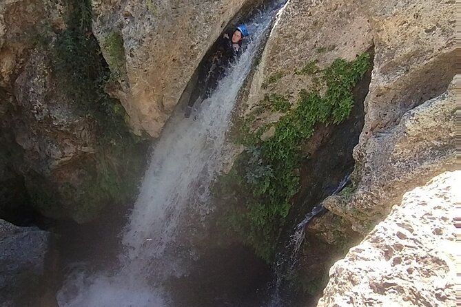 Canyoning experience in Barranco del Gorgo de la Escalera - The 25-meter abseil by the waterfall, and how to handle the heights