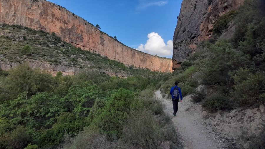 Chulilla: Hanging Bridges & Canyon Private Hiking Day Tour - Meeting at Puerta de Serranos and lining up a 6-hour mountain day