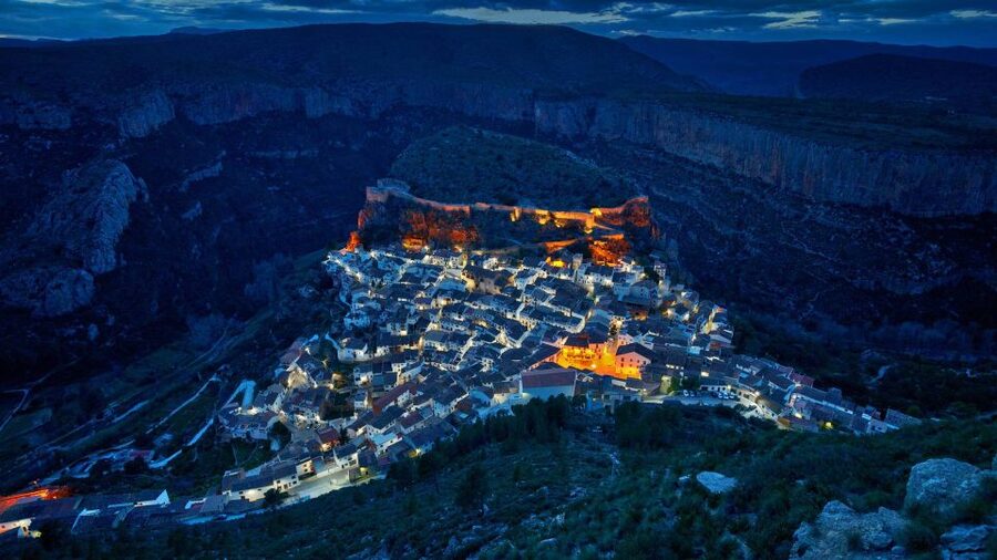 From Costa Blanca: Chulilla and the Hanging Bridges Day Trip - The moorish neighborhood and castle ascent: town charm first