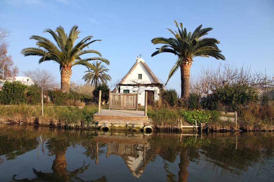 From Valencia: Albufera Private Tour, Paella & Boat Ride - Barracas, viewpoints, and gentle pace: what you should notice while walking