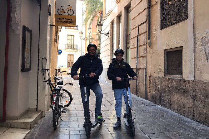 Grand City | Small Group Bike Tour through Top Highlights - The Small-Group Advantage on Bikes