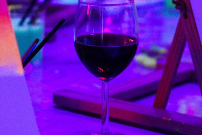 Paint a neon fluorescent picture while drinking unlimited wine - The 2-hour flow: what happens once the neon session starts