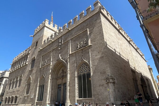 Savor Spain: Your Ultimate Tapas Tour Guide - Tapas Stops: Classic Favorites Like Patatas Bravas Plus New Twists