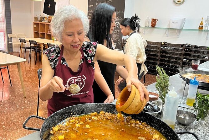 Seafood paella cooking class, tapas and visit to Ruzafa market. - Who should book this seafood paella and sangria class
