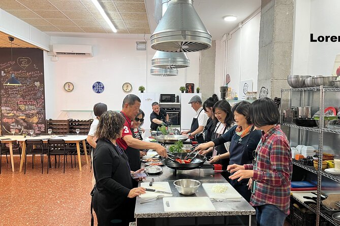 Seafood paella cooking class, tapas and visit to Ruzafa market. - Sangria workshop and tapas: the pre-cooking warm-up