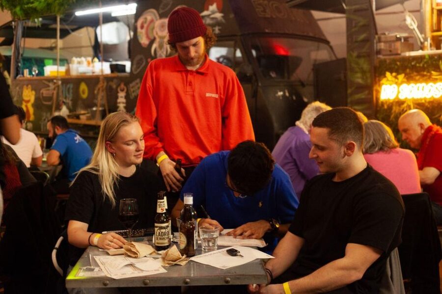 The Biggest Pub Quiz in Valencia - Prizes, matching teams, and the friendly competitive buzz