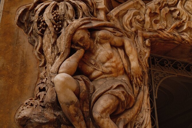 The Essentials of Valencia in a Guided Tour - Stop 5: Plaça Redonda fountain, a charming breather