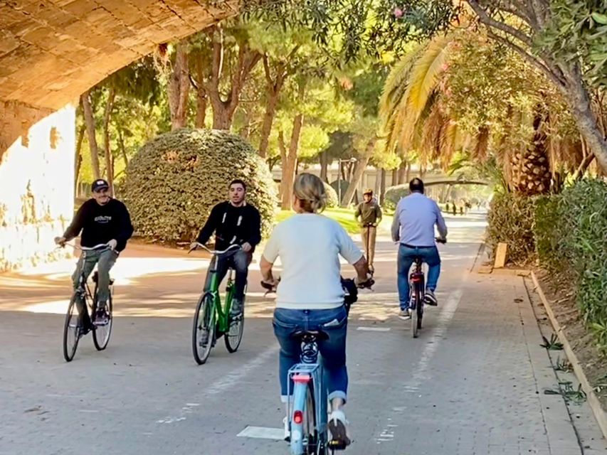 Valencia: 2-in-1 Biking and Walking Audio-Guided Route - Biking through Turia Park and the City of Arts and Sciences
