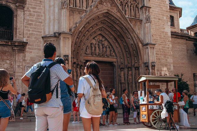 Valencia al completo en Bicicleta - From Serranos Towers to the Turia Gardens: the ride begins with context