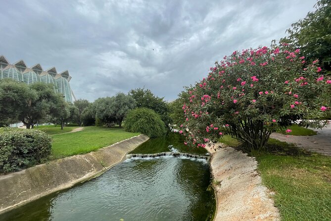 Valencia Bike Tour: Top Sights and City of Arts & Sciences - Jardi del Turia: the long urban park break with Roman ruins and Gulliver Park