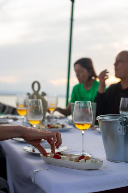 Valencia: Boat Ride with Valencian Wine Tasting & Tapas - Albufera by boat, then wine tasting in the open air