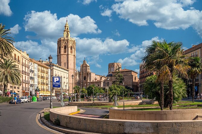 Valencia by Tuk Tuk i: Private tour 1 or 2 hours explore the city - Flower Bridge Photos, Stadium Pass-By, and a Coastal Breather