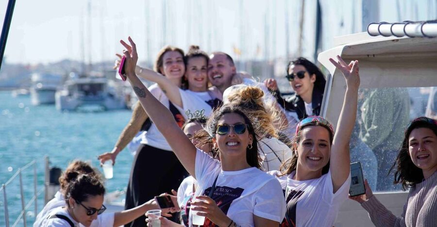 Valencia: Catamaran Party Boat - A party cruise that actually makes sense in Valencia
