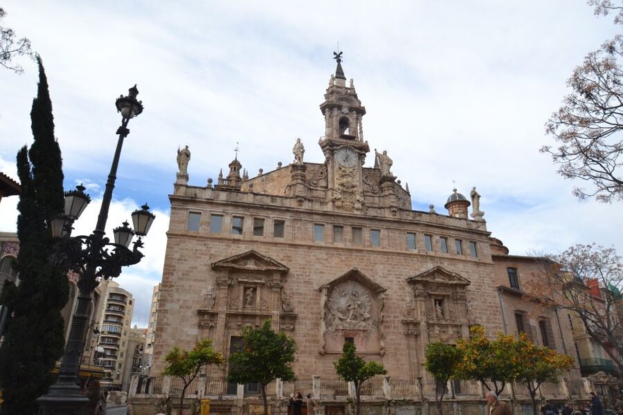 Valencia: Cathedral, St Nicholas, and Lonja de la Seda Tour - Plaza de la Reina, Plaza de la Virgen, and the Almoina Roman Ruins That Anchor the Story