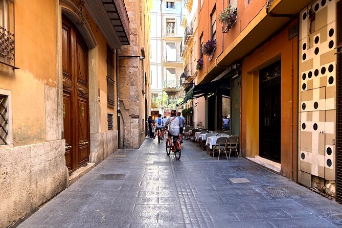Valencia City Highlights in Guided Bike or E-Bike Tour - Meet at the bike shop by Estació del Nord, then get rolling