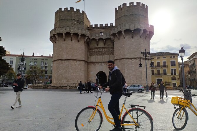 Valencia City MO'Bike Tour - Torres de Serranos: the city wall gate with a defensive past