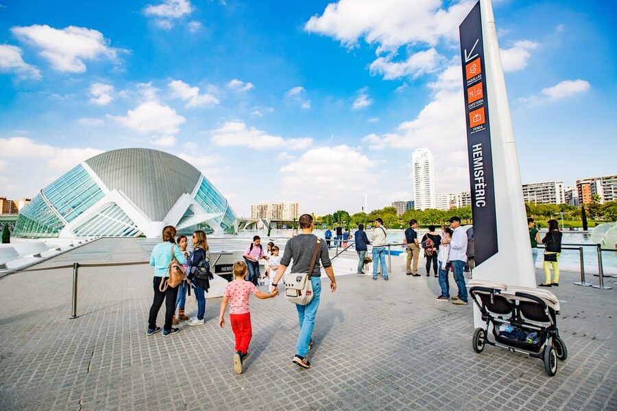 Valencia: City of Arts and Science 3D Movie at Hemisfèric - Choosing your slot: the movie depends on the date and time