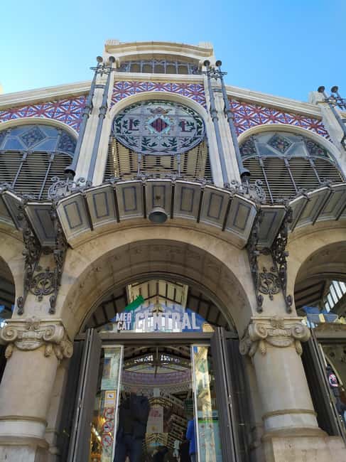 Valencia: City Walking Tour with Top Attractions - ITALIAN - Calle Caballeros and Plaza de la Verge: A Sweet Spot for Stories and Street Texture