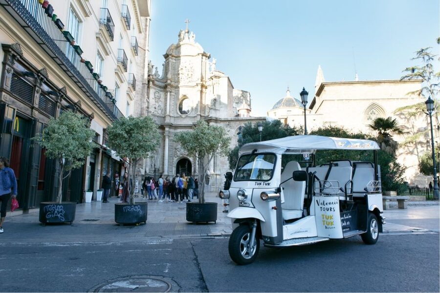 Valencia: Complete Tuk-Tuk Tour Around the City - City of Arts and Sciences: Oceanogràfic and the Future-Facing Trio