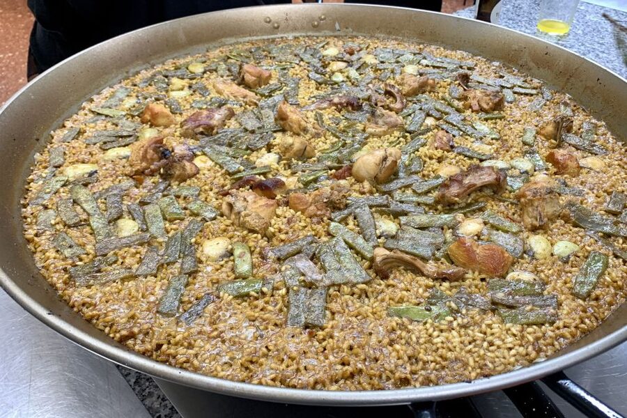 Valencia: Evening Guided Paella Workshop, Tapas, and Drinks - Choosing your paella style, classic Valencia or seafood with salmorreta
