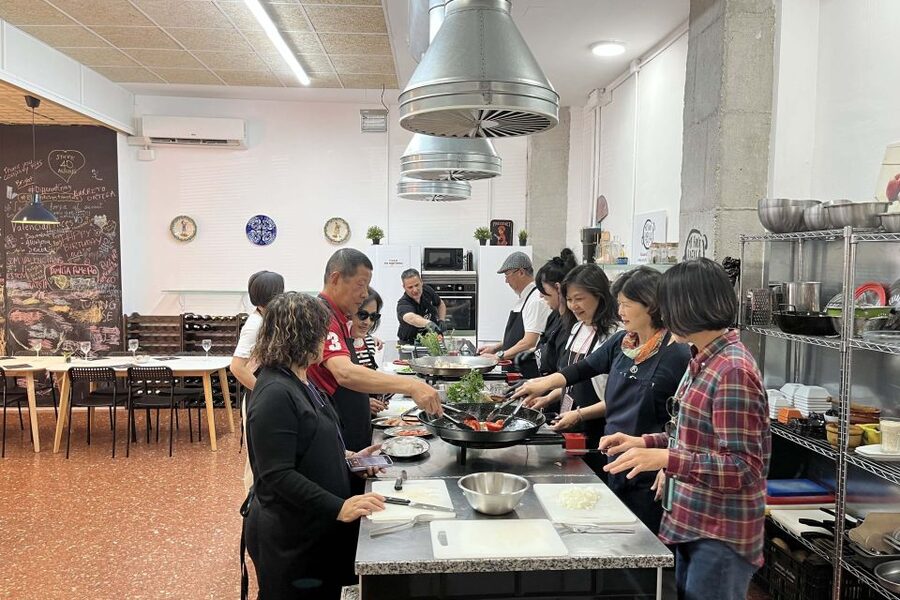 Valencia: Evening Guided Paella Workshop, Tapas, and Drinks - Arrival and tapas with sangria, beer, wine, and DO bottles