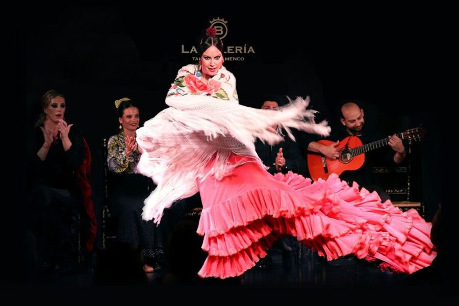 Valencia: Flamenco Show with Dinner at La Bulería - Dinner First, Show Next: The Exact Valencia Timing