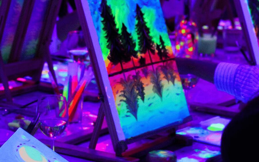 Valencia: Fluorescent painting workshop and wine - Fluor Art and Wine in Valencia: the fun twist you actually control