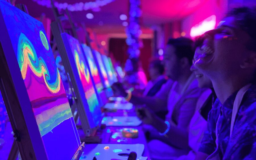 Valencia: Fluorescent painting workshop and wine - Step-by-step fluorescent painting guidance that saves you from blank-canvas stress