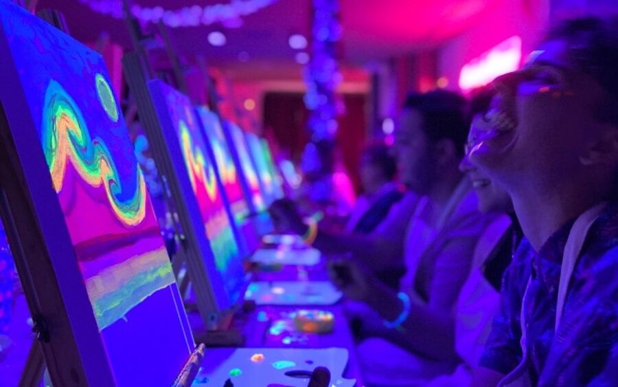 Valencia: Fluorescent painting workshop and wine - Logistics you should plan for before you arrive