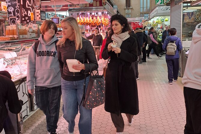 Valencia Food Tour: Tapas, Drinks and Delights with a Local - Stop 2 at Plaça del Tossal: Clóchinas, Patatas Bravas, and a History Lesson