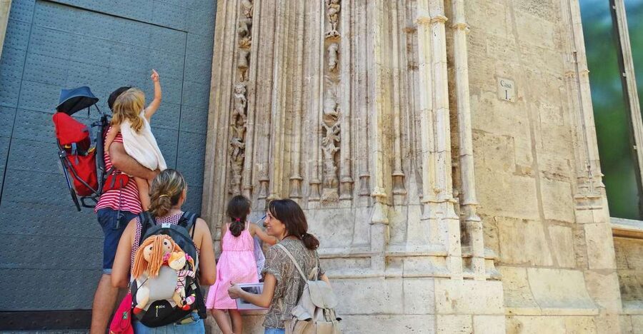 Valencia: Guided Family Walking Tour (Italian Tour) - City Hall, plus the kind of details that kids can answer