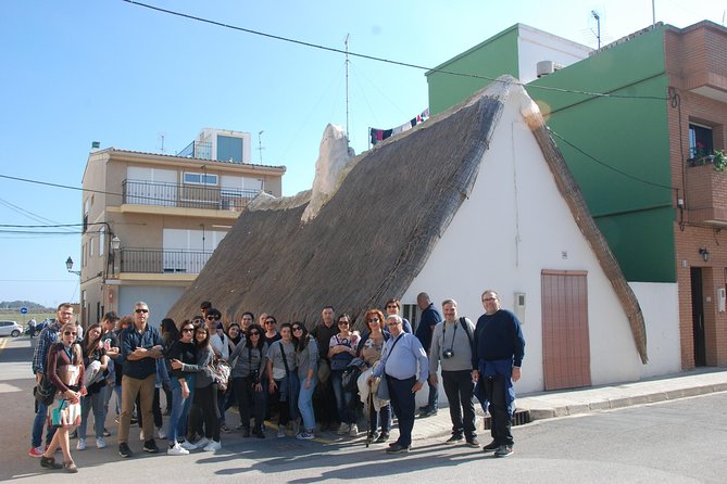 Valencia guided tours - walking tours - - Stop 2: Plaza Redonda, the Round Square with a central fountain