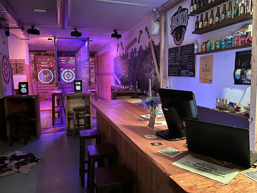 Valencia: Interactive Axe Throwing 1h - Learning Axe Throwing With Coaching, Plus Freestyle Throws