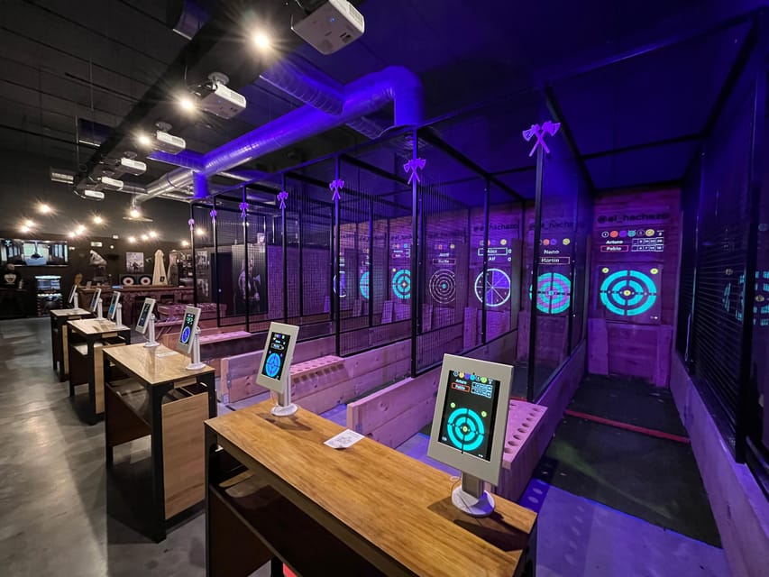 Valencia: Interactive Axe Throwing 1h - The First 10 Minutes: Safety Rules and Equipment Basics