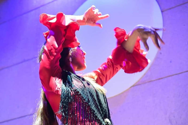 Valencia: La Linterna Flamenco Show - The live music setup: guitar, voice, and percussion that feel close