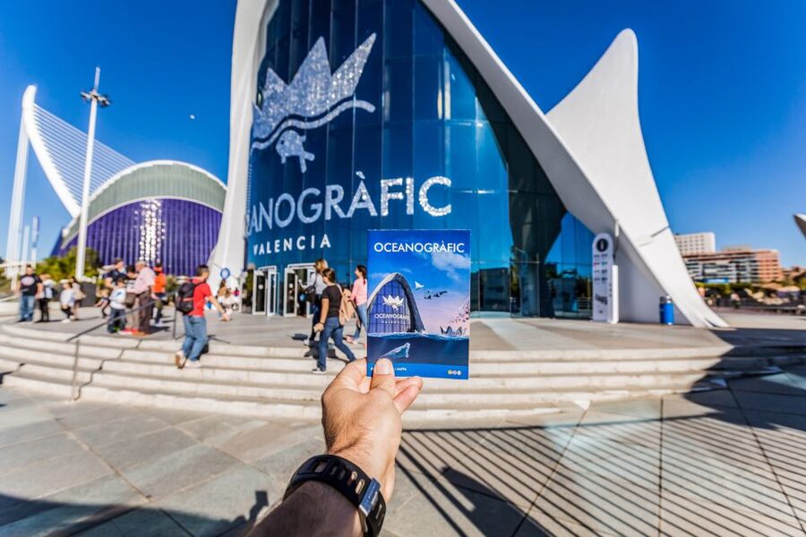 Valencia: Oceanogràfic Entry Ticket - Upper level: freshwater lake, outdoor birds, and a breather from the tanks