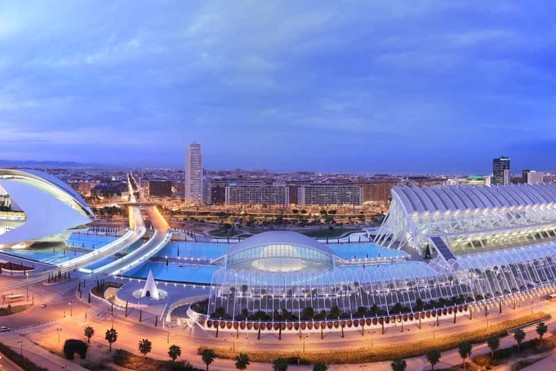 Valencia: Oceanogràfic, Hemisfèric & Science Museum Combo - Oceanogràfic: Water-Lily Architecture and an Ecosystem Walk