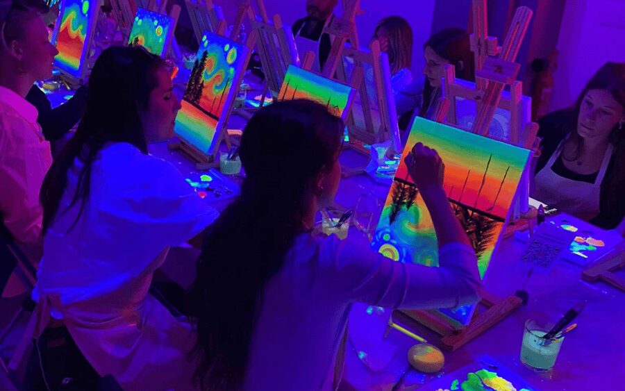 Valencia: Pinta un cuadro fluorescente y bebe vino - Key things I’d bank on before you book