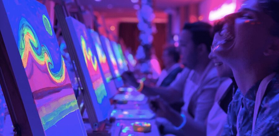 Valencia: Pinta un cuadro fluorescente y bebe vino - What actually happens during your 2 hours