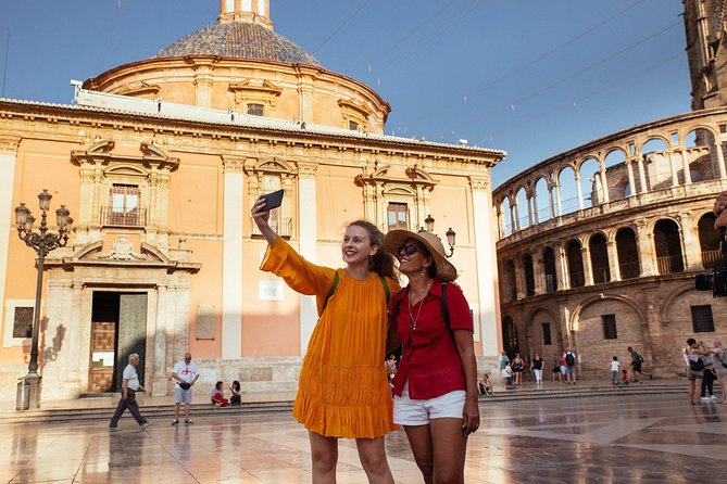 Valencia Private City Kickstart Tour - Stop 1: Placa de la Mare de Deu and Plaza de la Virgen First Impressions