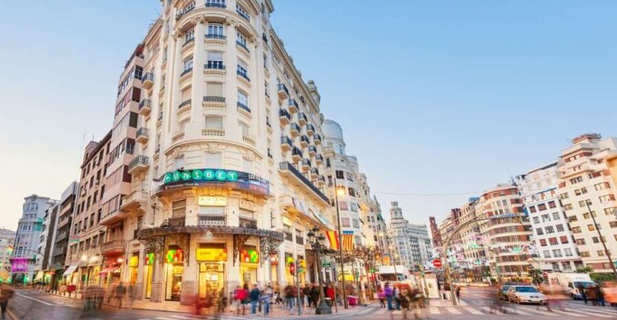 Valencia: Private custom tour with a local guide - Meeting up in Valencia, from hotel pickup to a central start point