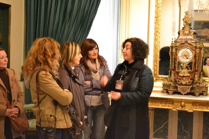 Valencia: Private Tailored Tour - Plaza de la Reina and Plaza del Ajuntament: where the city rhythm shows up