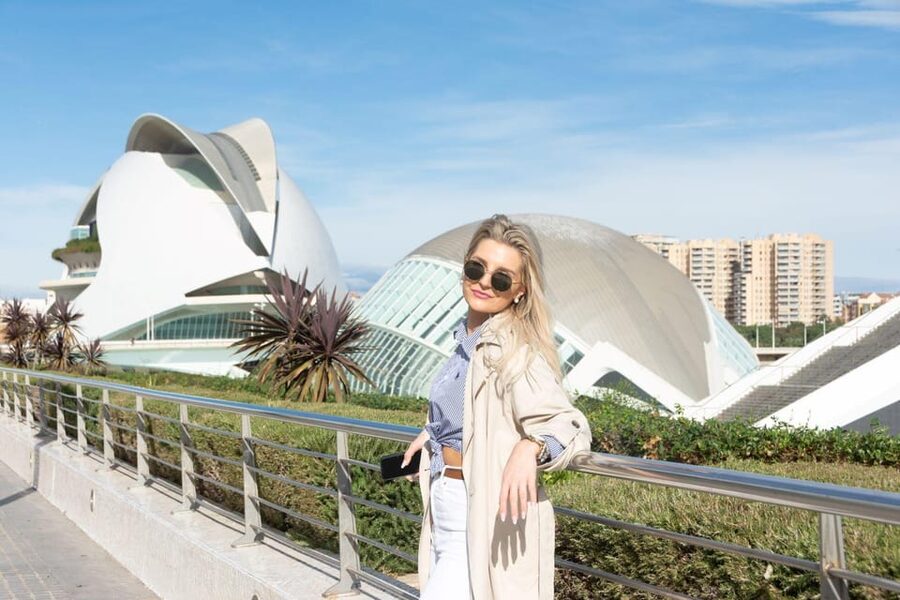 Valencia: Professional photoshoot at City of Arts & Sciences - Your edited photos land within 48 hours