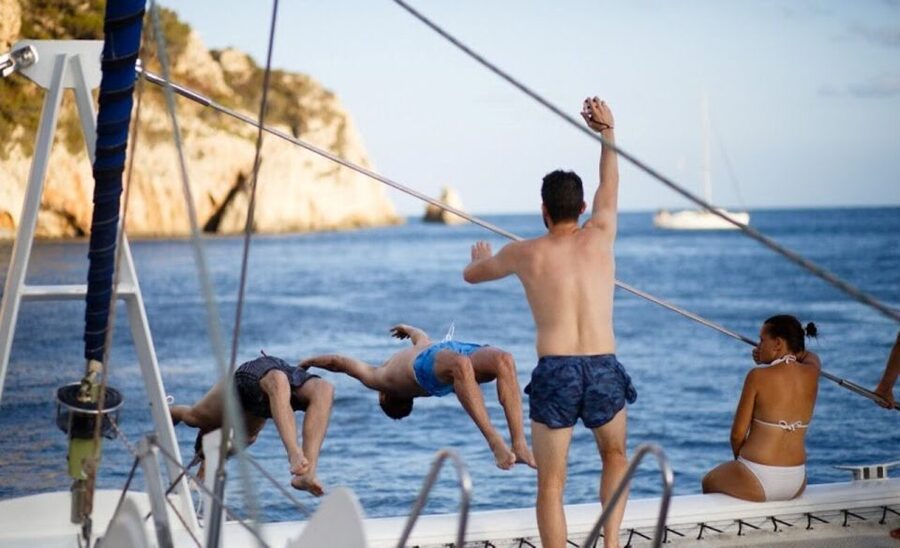 Valencia: Sailing Catamaran Cruise with Valencian Lunch - Price and value for a 3-hour catamaran with lunch