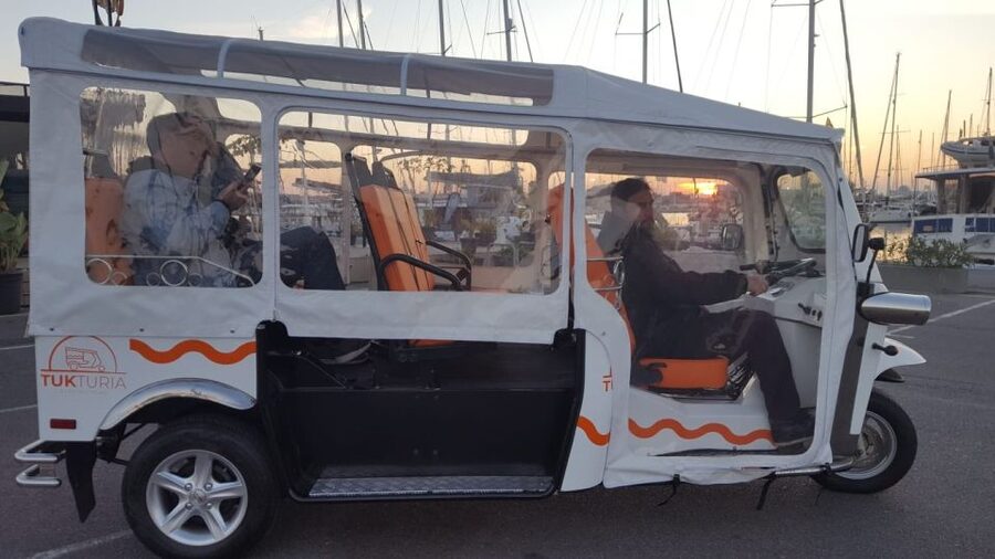 Valencia: Tuk Tuk City Tour - Markets stop: how to spot local Valencia beyond restaurants