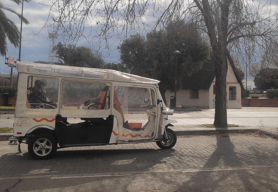 Valencia: Tuk Tuk City Tour - Marina and beach: a calm Valencia finish