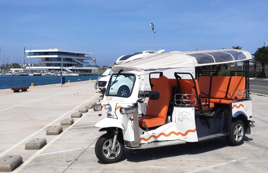 Valencia: Tuk Tuk Modern Tour - Comfort, pace, and the picture-stop approach
