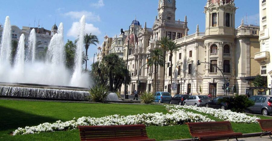 Valencia: Walking Tour of the Medieval City Center - Torres de Serranos: a city gate that still speaks